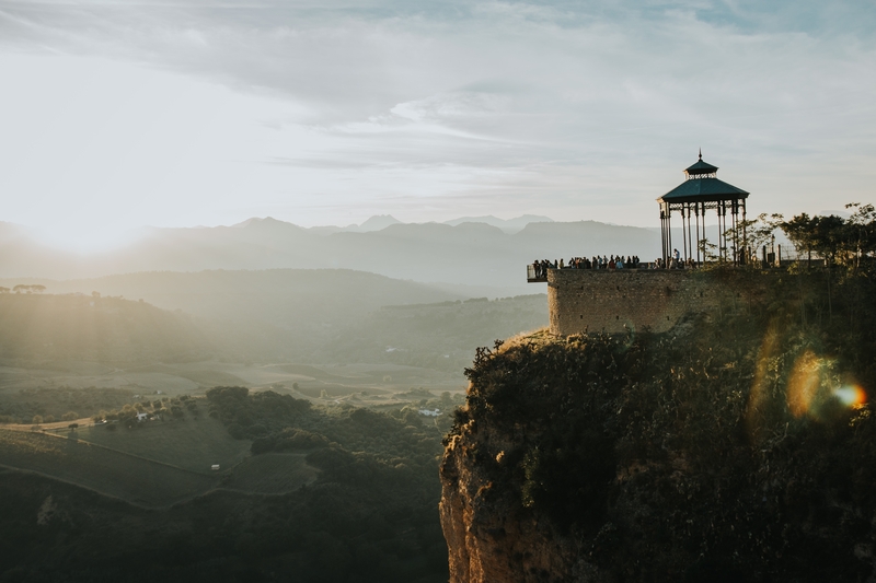 Vistas del tajo durante una ruta por Ronda en un día